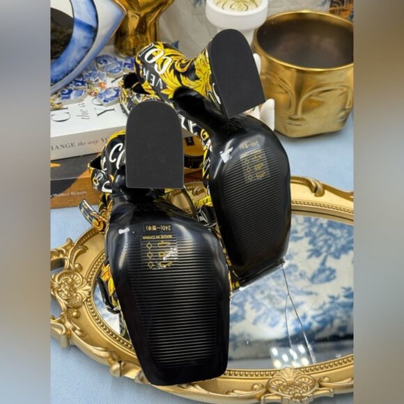 🆕 VERSACE JEANS COUTURE 🧿 NWOB Logo Couture Kirsten Heeled Sandals, Black Sz 8 - Picture 15 of 16